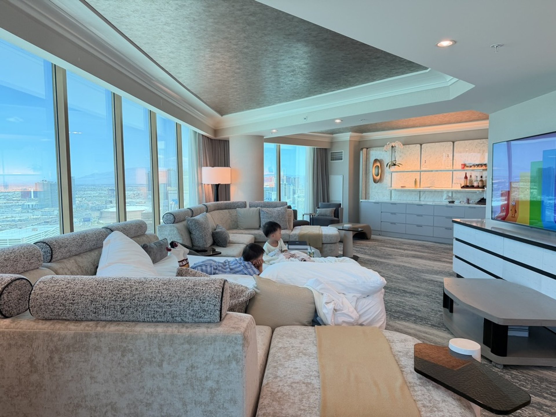 포시즌스 호텔 라스베이거스 (Four Seasons Hotel Las Vegas) — 화려함 속에 숨겨진 청정 구역